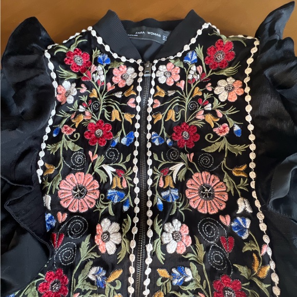 πHPπ Zara Embroidered & Beaded Flowers with Ruffle Sleeve Zip Up Bomber Jacket - Picture 3 of 12